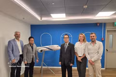 Representatives from the Vietnamese Embassy and Trade Office in Israel and EL AL Airlines at the meeting on May 12. (Photo: VNA)