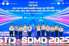 Students in the Mekong Delta city of Can Tho are honoured for their outstanding performance in startup activities. (Photo: VNA) 