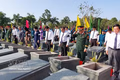 Delegates perform the burial ceremony for the remains of fallen soldiers at Vinh Hung – Tan Hung martyrs’ cemetery in Tay Ninh province on May 13, 2026. (Photo: VNA)