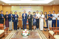 Representatives of the Club of Cambodian Journalists and the Vietnam Journalists Association at the working session in Hanoi on May 12 (Photo: VNA)