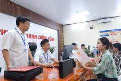 Civil servants provides administrative services for citizens in Son Hai commune of Bac Ninh province. (Photo: VNA)