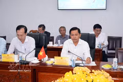 Secretary of the Party Committee of Vinh Long province Tran Van Lau (right) speaks at the working session. (Photo: VNA)
