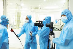 Journalists reporting on the ground in Da Nang during the height of the COVID-19 outbreak. (Photo: VNA)