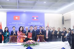 Minister of Culture, Sports and Tourism Lam Thi Phuong Thanh and Deputy Head of the Central Propaganda and Training Commission Vansy Kuamua exchange the cooperation memorandum for the 2026-2030 period. (Photo: VNA)