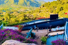A full-scale submarine model is placed on a hillside at the Nha Trang Impression Submarine Tourist Area. (Photo: nhandan.vn)