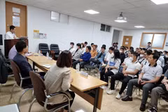 Legal awareness training is provided to Vietnamese workers in the Republic of Korea. (Photo: VNA)