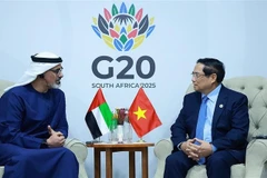 Prime Minister Pham Minh Chinh (right) meets with Abu Dhabi’s Crown Prince Khaled bin Mohamed Al Nahyan on November 22 (Photo; VNA)