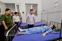 Leaders of the People’s Committee of Dong Nai province and authorities visit victims of the coach fire at the Trang Bom medical station (Photo: VNA)