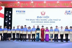 Vietnam News Agency General Director Vu Viet Trang presents certificates of merit to individuals with outstanding achievements in the emulation movement for the 2020 - 2025 period. (Photo: VNA)