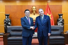 Acting Minister of Industry and Trade Le Manh Hung (left) meets with First Vice President of the Hellenic Parliament Ioannis Plakiotakis in Hanoi on March 3. (Photo courtesy of the Ministry of Industry and Trade)