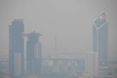 Smog blankets the sky over Bangkok, Thailand. (Photo: Xinhua/VNA)