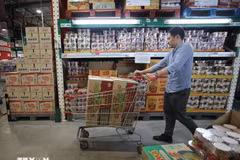 A customer shops at a supermarket in Bangkok, Thailand. (Photo: XINHUA/VNA)