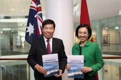 Vietnamese Deputy Minister of Foreign Affairs Nguyen Manh Cuong (L) and Australian Deputy Secretary of Foreign Affairs and Trade Michelle Chan (Photo: baoquocte.vn)