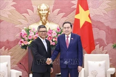 National Assembly Chairman Tran Thanh Man (right) receives Indonesian Ambassador to Vietnam Denny Abdi on October 30. (Photo: VNA)