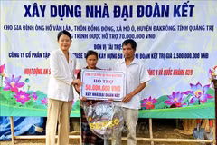 Local authorities symbolically present financial assistance to a poor household in Mo O commune, Dakrong district, Quang Tri province (Photo: VNA)