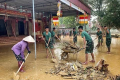 Officers and soldiers help people clean up and overcome flood consequences in Tam Giang commune of Bac Ninh province. (Photo: VNA)
