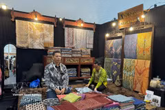 Hand-drawn batik fabric is a high-value creative product in Indonesia's fashion industry. (Photo: VNA)