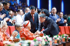 Prime Minister Le Minh Hung greets Heroic Vietnamese Mothers at the national conference honouring revolution contributors ahead of the 79th anniversary of War Invalids and Martyrs’ Day (July 27) in Hanoi on July 23. (Photo: VNA)