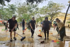 Urgent efforts are underway to clean up schools after floodwater recedes. (Photo: VNA) 