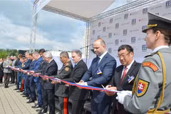 Deputy Minister of National Defence Sen. Lieut. Gen. Pham Hoai Nam (second from right) and delegates cut the ribbon to open IDEB 2026 (Photo: Vietnamese Embassy in Slovakia)