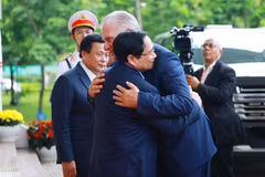 Prime Minister Pham Minh Chinh (L) welcomes First Secretary of the Communist Party of Cuba (CPC) Central Committee and President of Cuba Miguel Díaz-Canel Bermúdez. (Photo: VNA)