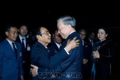 Bounthong Chitmany, Politburo member, permanent member of the Lao People’s Revolutionary Party (LPRP) Central Committee's Secretariat and Vice President of Laos sees off Party General Secretary To Lam at Wattay International Airport on December 2. (Photo: VNA)