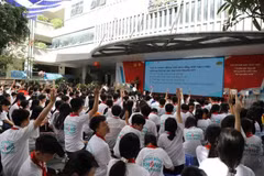Students at Mai Dich Secondary School in Hanoi take part in a contest on the harmful effects of smoking. (Photo: phunuvietnam.vn)