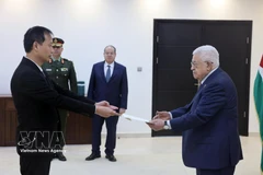 Ambassador Nguyen Nam Duong (L) presents his credentials to Palestinian President Mahmoud Abbas on February 17. (Photo: VNA)
