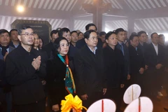 Chairman of National Assembly (NA) Tran Thanh Man (third from the left, front row) and a delegation of incumbent and former Party and State leaders offer incense to pay tribute to President Ho Chi Minh at the late leader’s temple in Ba Vi National Park (Photo: VNA)