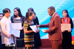 The scholarship presentation ceremony on August 26 (Photo: VNA)