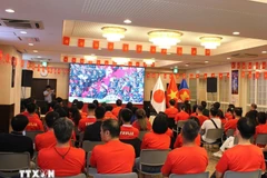 A large number of overseas Vietnamese in Japan attentively watch the live broadcast of the 80th National Day celebration. (Photo: VNA)