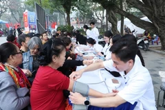 Elderly citizens have their blood pressure checked (Photo: VNA)