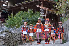Visitors explore and experience the cultural space of Lo Lo Chai village in Lung Cu commune, Tuyen Quang province. (Photo: qdnd.vn) 