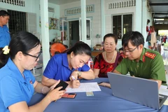 Police in Can Tho city have organised a weekend model to create favourable conditions for local residents in handling administrative procedures. (Photo: VNA)