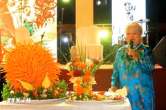 People’s Artisan Ton Nu Thi Ha introduces nem cong (peacock spring rolls) and cha phuong (phoenix patties) of Hue. (Photo: VNA)