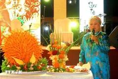 People’s Artisan Ton Nu Thi Ha introduces nem cong (peacock spring rolls) and cha phuong (phoenix patties) of Hue. (Photo: VNA)