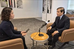 Professor Vu Minh Khuong, of the Lee Kuan Yew School of Public Policy (right), talks to a Vietnam News Agency correspondent in Singapore. (Photo: VNA)