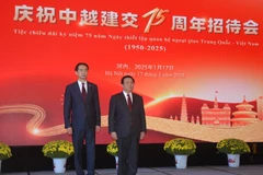 Politburo member, President of the Ho Chi Minh National Academy of Politics (HCMA) and Chairman of the Central Theory Council Nguyen Xuan Thang (R) and Chinese Ambassador to Vietnam He Wei at the banquet (Photo: VNA)