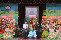 Bui Van Tang (left), Vice President of the Vietnam Fatherland Front Committee of An Giang province, extends congratulations at the grand ceremony marking the 86th founding anniversary of Hoa Hao Buddhism on June 13. (Photo: VNA)