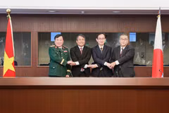 Vietnamese and Japanese officials before the consultation. (Photo: VNA)