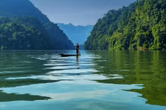 Ba Be Lake covers over 500 hectares of water surface and is surrounded by primary forests and a majestic cave system. (Photo: Internet)