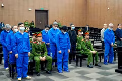 The defendants at the trial. (Photo: tuoitre.vn)