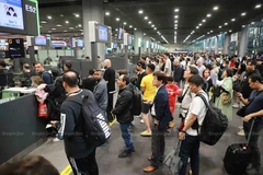 Foreign arrivals wait to go through the immigration process at Suvarnabhumi airport. (Bangkok Post file photo)