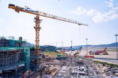 The Phu Quoc International Airport expansion is underway while the terminal remains operational (Photo: Sun Group) 