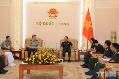 Nguyen Tan Cuong (R), Chief of the General Staff of the Vietnam People's Army and Deputy Minister of National Defence, and Major General Liu Kai, director of the political department of China's National Defence University, at their meeting in Hanoi on July 13, 2026. (Photo: qdnd.vn)