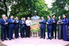 Prime Minister Pham Minh Chinh (fifth from right) and the Vietnamese delegation stand next to the statue of President Ho Chi Minh in New Delhi in July 2024. (Photo: VNA)