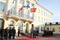 Finnish President Alexander Stubb and his spouse host a welcome ceremony for Vietnamese Party General Secretary To Lam and his spouse on October 21, 2025. (Photo: VNA)