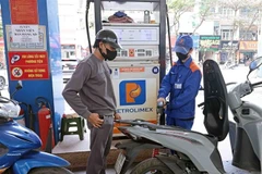 E5RON92 petrol is now sold at the maximum of 18,438 VND (0.7 USD) per litre. (Photo: VNA)
