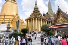 Crowds of visitors explore the historic Wat Phra Kaew in Thailand. (Photo: nhandan.vn)