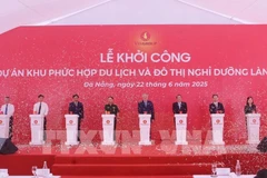 Permanent Deputy Prime Minister Nguyen Hoa Binh, Vice Chairman of the National Assembly Nguyen Duc Hai and delegates at the groundbreaking ceremony of the Lang Van tourism and resort complex in Da Nang city. (Photo: VNA)